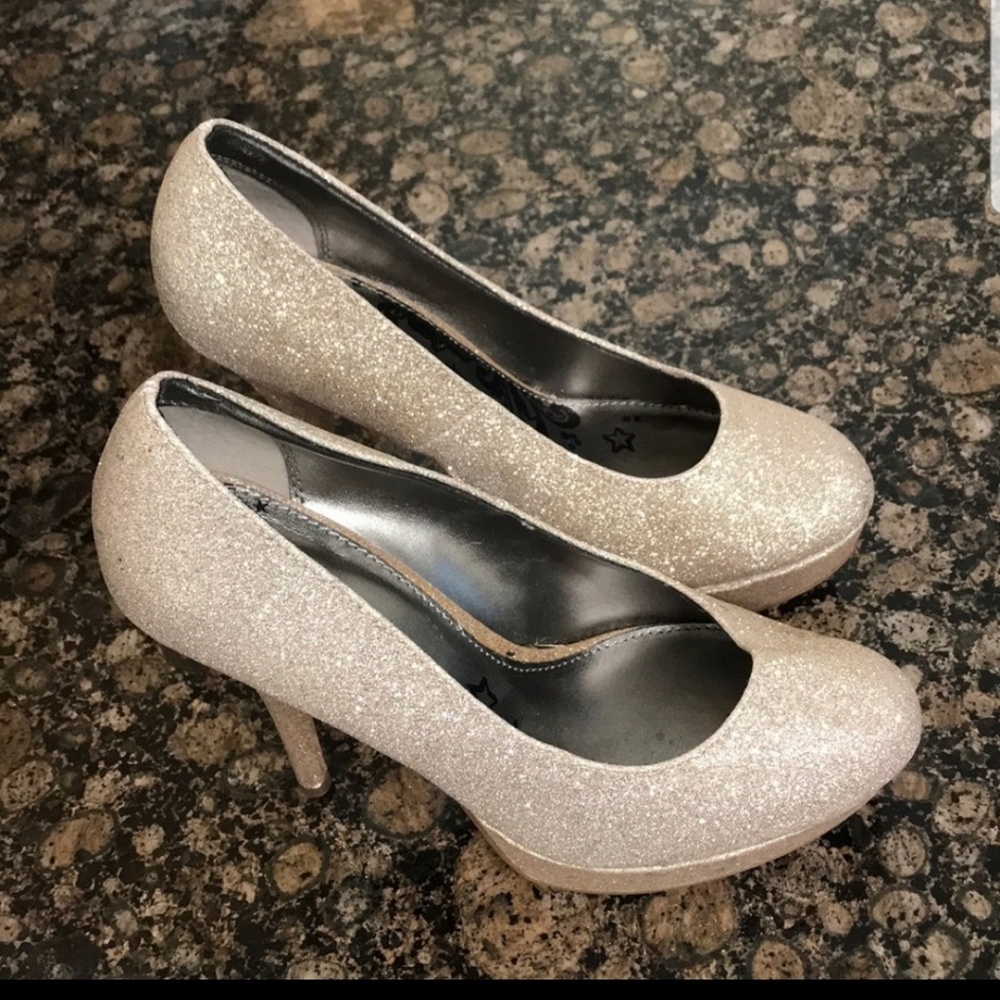 Brash gold sparkle high heels 9w